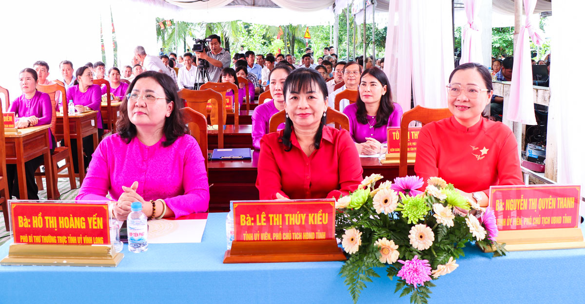 Description: Đại biểu tham dự Ngày hội đại đoàn kết toàn dân tộc tại ấp Ô Tre Nhỏ.